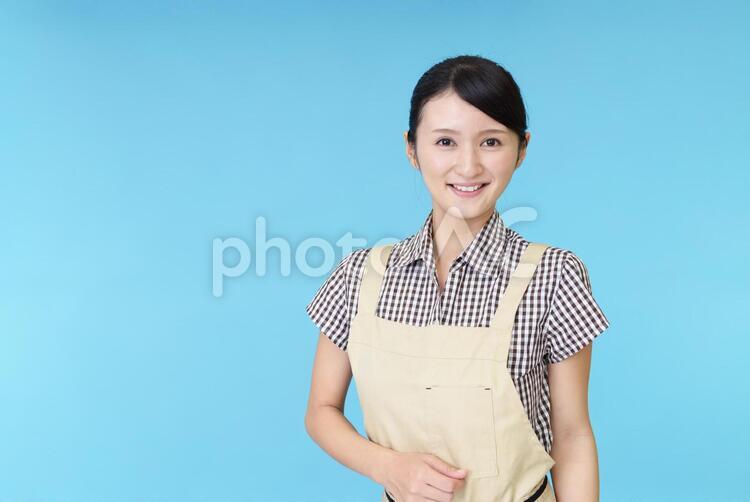 エプロンを着た笑顔の女性 女性,女,主婦の写真素材