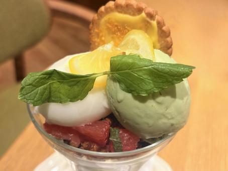 ピスタチオとレモンのパフェ ピスタチオとレモンのパフェ パフェ,スイーツ,デザートの写真素材