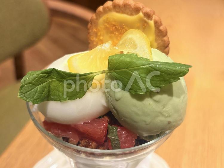ピスタチオとレモンのパフェ パフェ,スイーツ,デザートの写真素材