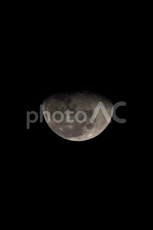 不気味な下弦の月（縦） 月,月面,クレーターの写真素材