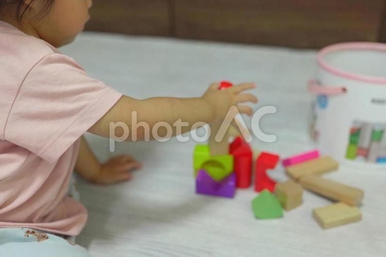 積み木に手を伸ばす赤ちゃん 家,住まい,お家の写真素材