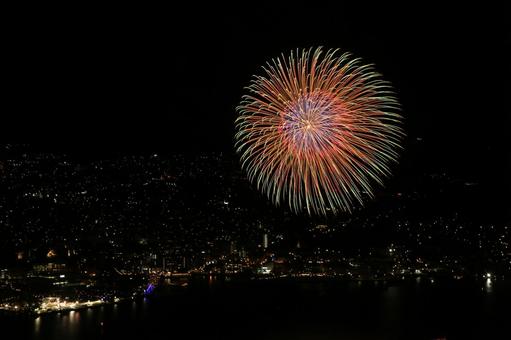 夏の夜空を彩る大輪の花火 夏の夜空を彩る大輪の花火の写真