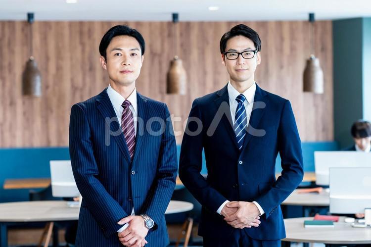 オフィスで働くビジネスパーソン ビジネスマン,オフィス,ビジネスパーソンの写真素材
