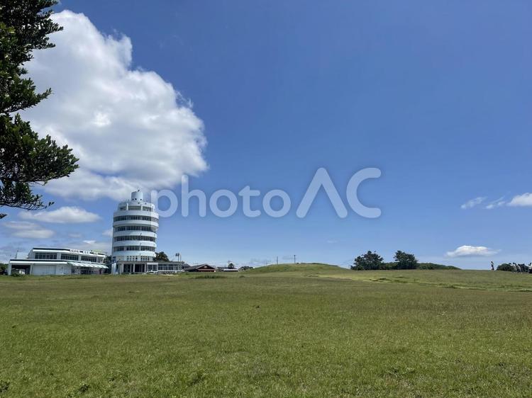 本州最南端の潮岬　青空と芝生 大海原,青空,反射の写真素材