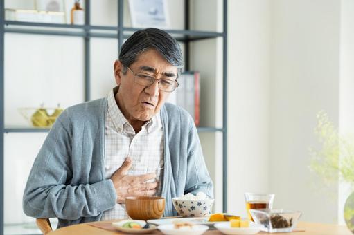 食欲不振なシニアの男性 食欲不振なシニアの男性 食欲不振,食欲,体調不良の写真素材