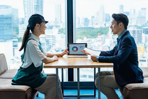 資料を見ながら商談するシーン ビジネス,商談,打ち合わせの写真素材