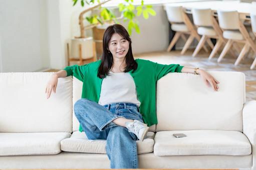 ソファに座る女性 ソファに座る女性 女性,日常,生活の写真素材