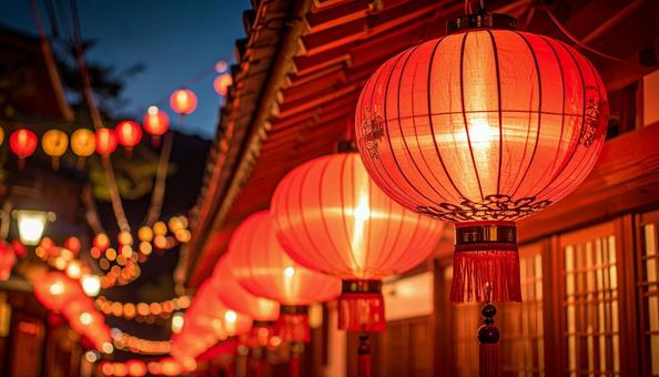 伝統的な街並みを飾る提灯の写真