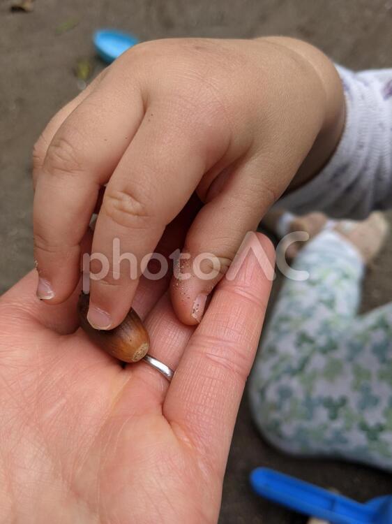 おかあさんにぷれぜんと 手,子供,赤ちゃんの写真素材