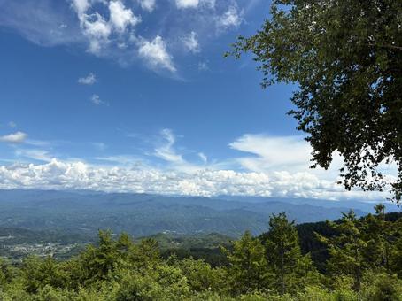 緑豊かな山並みと雲が浮かぶ空 緑豊かな山並みと雲が浮かぶ空の写真