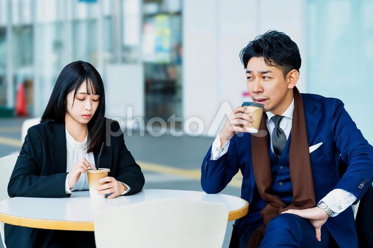 営業中にコーヒーを飲んで休憩する会社員 ビジネスウーマン,ビジネスマン,女性の写真素材