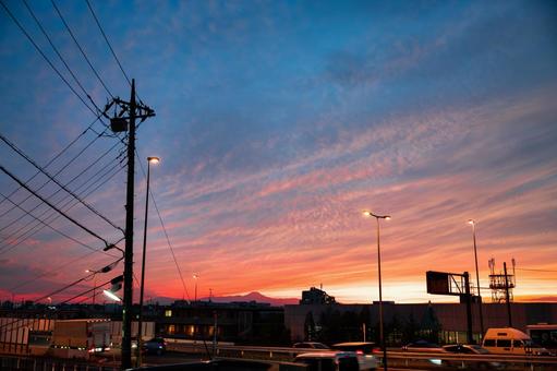 富士山をのぞむ夕日が美しい街並み 富士山をのぞむ夕日が美しい街並みの写真