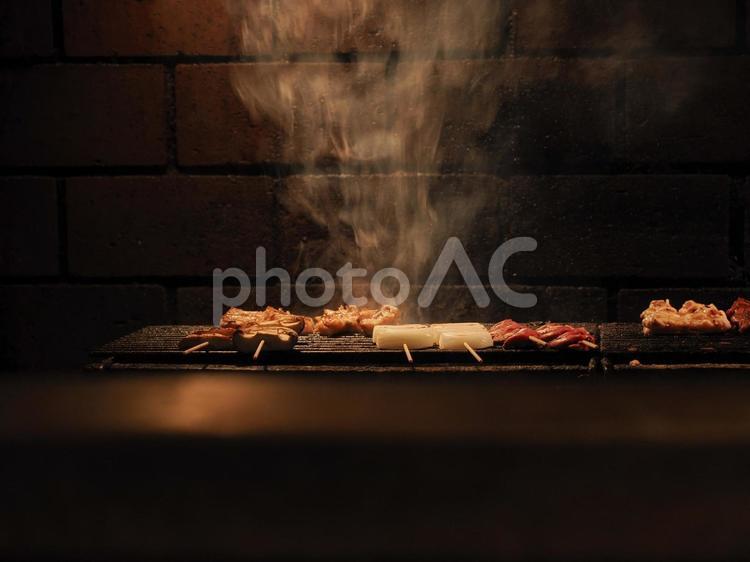 焼き鳥屋の焼き台の写真画像 焼き鳥,串焼き,炭火の写真素材