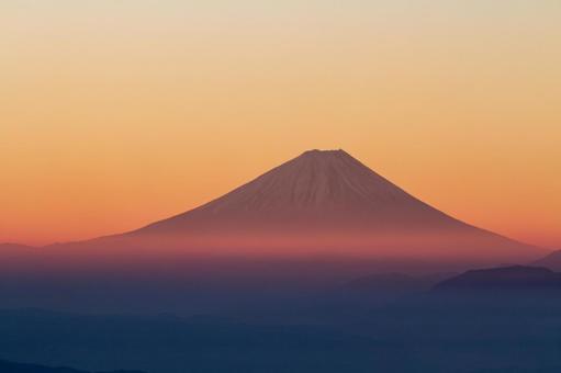 朝焼けに染まる富士山_年賀状 朝焼けに染まる富士山_年賀状 富士山,年賀状,正月の写真素材