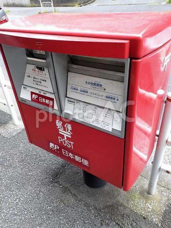 郵便差出箱13号ｰ角形ポスト ポスト,郵便,赤の写真素材