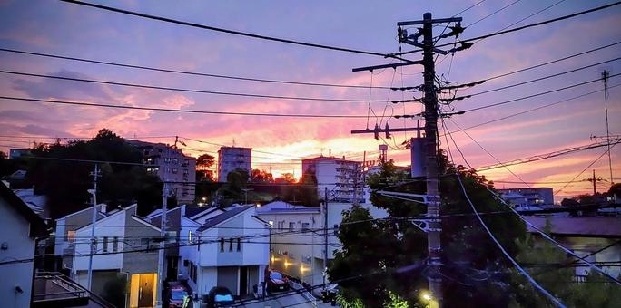 西の空が赤赤と、夕景 西の空が赤赤と、夕景 夕焼け,空,街並みの写真素材
