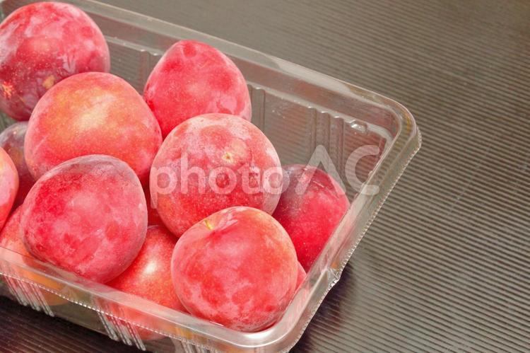 スーパーのパックに入ったたくさんのすもも すもも,スーパー,パックの写真素材