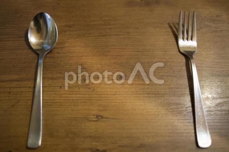 テーブルに置かれたフォークとナイフ 食事,ご飯,ナイフの写真素材