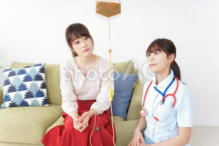 在宅で治療を受ける患者と訪問ナース 女,女性,女子の写真素材