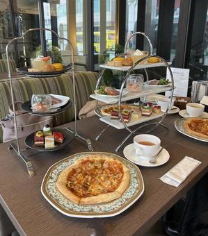 おしゃれなカフェでのアフタヌーンティー おしゃれなカフェでのアフタヌーンティー カフェ,アフターヌーンティー,喫茶店の写真素材