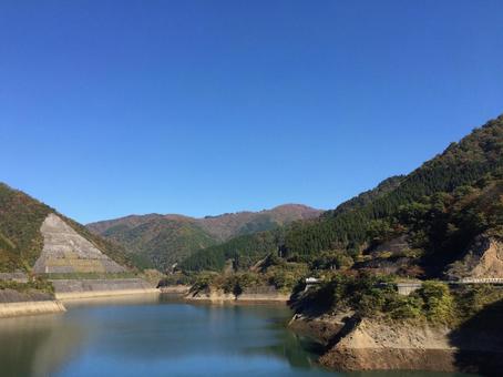 秋の山々に囲まれたダム湖の風景 秋の山々に囲まれたダム湖の風景 ダム湖,人造湖,湖の写真素材