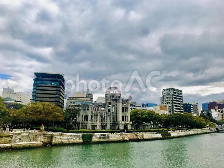 原爆ドームと曇り空 広島,原爆ドーム,平和記念公園の写真素材