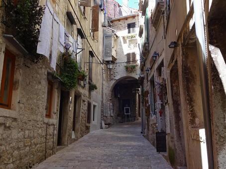 クロアチア　トンネルのある小道 クロアチア,ヨーロッパ,街並みの写真素材