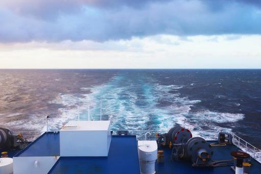 フェリーの走行と水平線 フェリーの走行と水平線 フェリー,海,空の写真素材