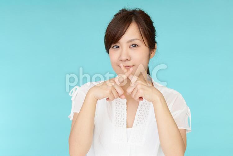 禁止の意思表示をする女性 女性,女,笑顔の写真素材