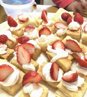 子供とケーキ作り ケーキ作り,クリスマス,クリスマスケーキの写真素材