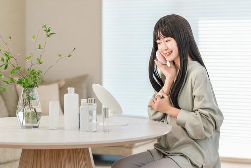 ファンデーション,メイクする笑顔の女性 メイク,パウダー,ファンデーションの写真素材