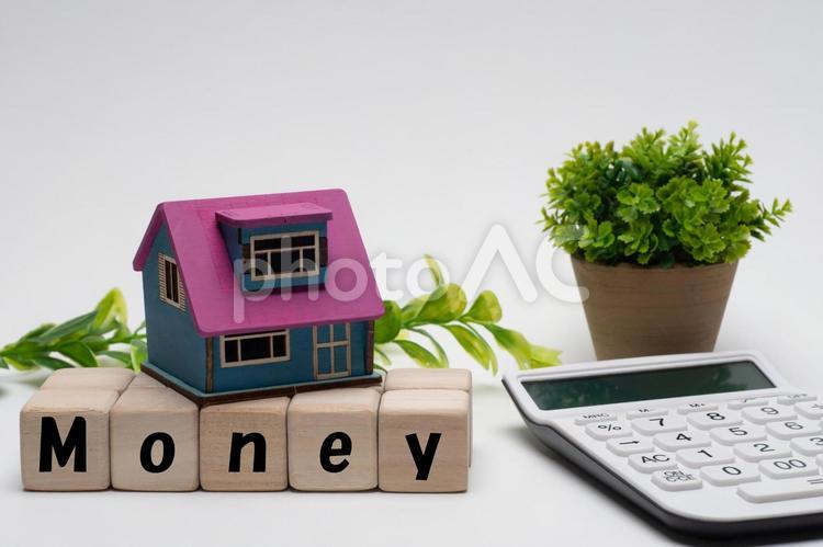家の模型と電卓でお金のイメージ money,マイホーム,家の写真素材