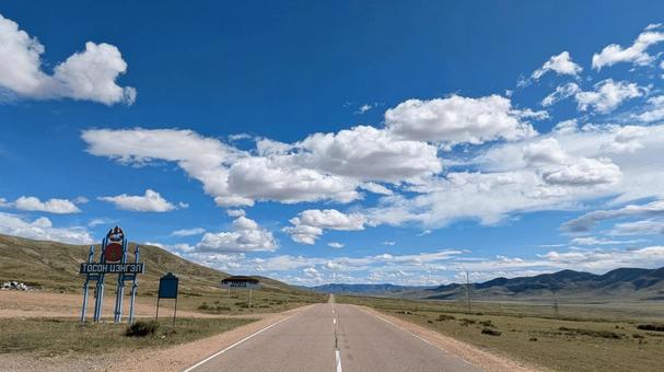 夏のモンゴルの草原道路に立つ看板の写真