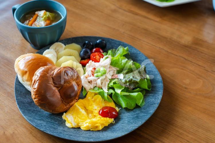 パンとフルーツの彩り洋風朝食プレート 朝食,洋食,パンの写真素材