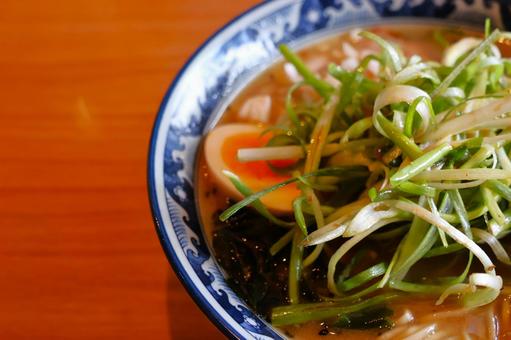ラーメン店のとんこつ味噌ネギラーメン ラーメン店のとんこつ味噌ネギラーメンの写真