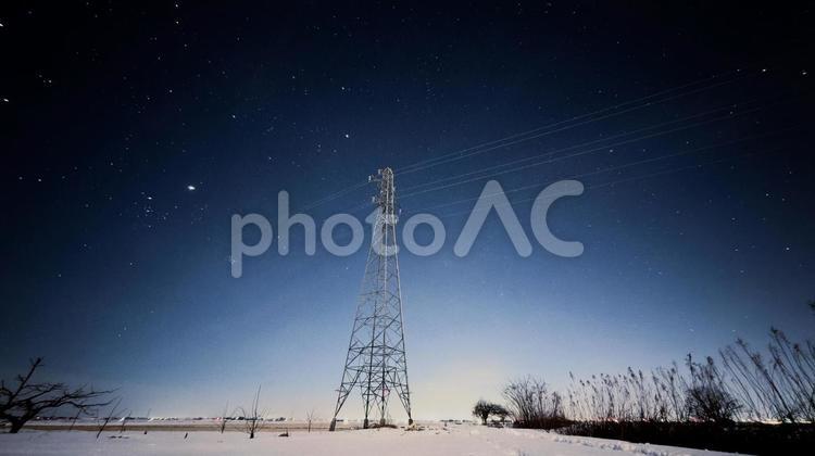 冬の夜空に架かる鉄塔と星 鉄塔,夜空,雪の写真素材