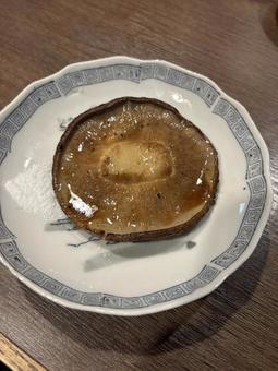 ジューシー!巨大シイタケの炭火焼き ジューシー!巨大シイタケの炭火焼き シイタケ,椎茸,焼き物の写真素材
