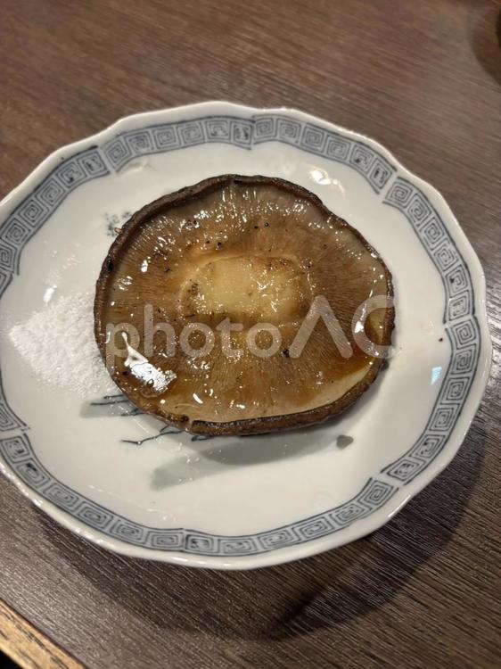  ジューシー！巨大シイタケの炭火焼き シイタケ,椎茸,焼き物の写真素材