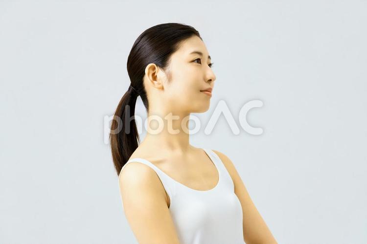 ビューティー　上を向く女性　素肌　美容 フェイシャルケア,クールビューティー,顔の写真素材