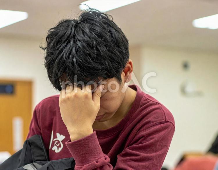 難しい問題に頭を抱える生徒・学生 難しい,難問,テストの写真素材
