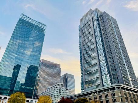 夕方の東京丸の内・JPタワーと丸ビル 東京,丸の内,大丸有の写真素材