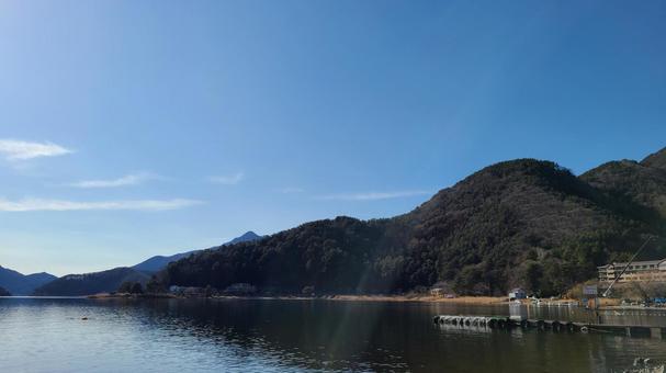 湖沿いをウォーキング 河口湖,湖,山の写真素材