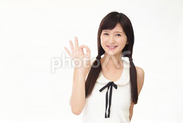 OKサインのポーズをとる女性 女性,笑顔,微笑むの写真素材