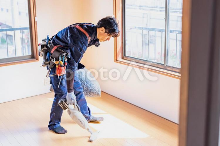 部屋の掃除をする電気工事作業員 ビジネス,ビジネスマン,男の写真素材