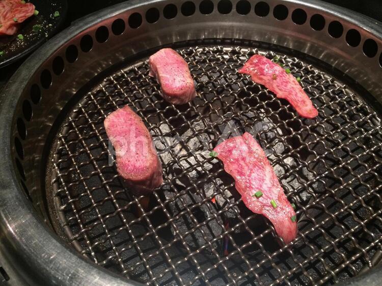 焼肉 焼肉,牛肉,網の写真素材