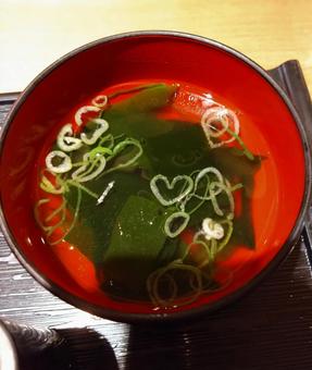 ハートの形のネギが入ったお吸い物 ハートの形のネギが入ったお吸い物 ハート,ネギ,お吸い物の写真素材