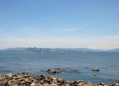 岩場からの風景 岩場からの風景 岩場,海,街並みの写真素材