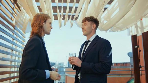 笑顔で長髪男性を見る人 男性,外国人,笑顔の写真素材