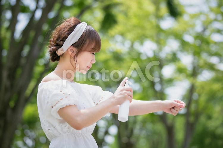 スキンケアする女性 虫除け,スプレー,虫除けスプレーの写真素材