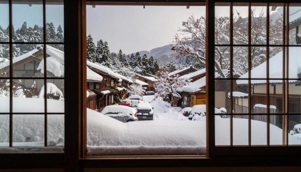 大雪が降った日の翌日の雪が積もった自動車 大雪が降った日の翌日の雪が積もった自動車の写真